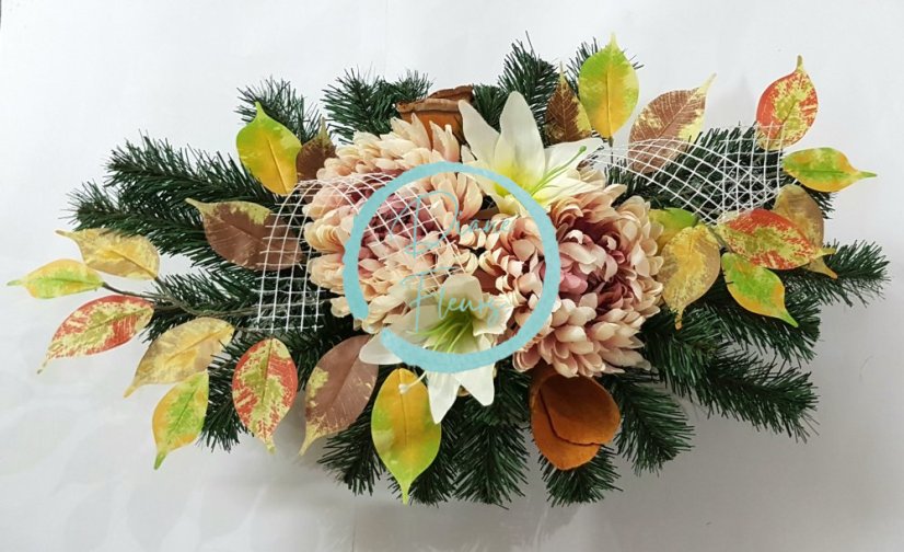 Бетонова аранжировка Хризантеми и лилии и аксесоари 60см x 30см x 20см кремави и есенни цветове AS11