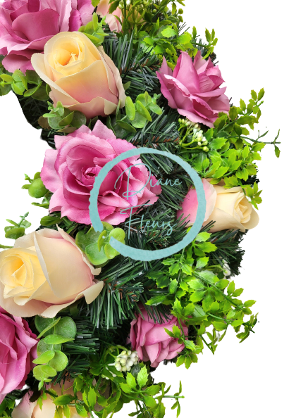 Wieniec żałobny „koło” wykonany ze sztucznych róż i dodatków 55cm