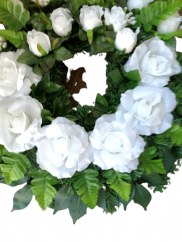 Smuteční věnec s umělými růžemi Ø 65cm bílá, zelená