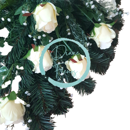 Wianek żałobny „Liść” ze sztucznych róż i dodatków 80cm x 60cm kremowy, zielony