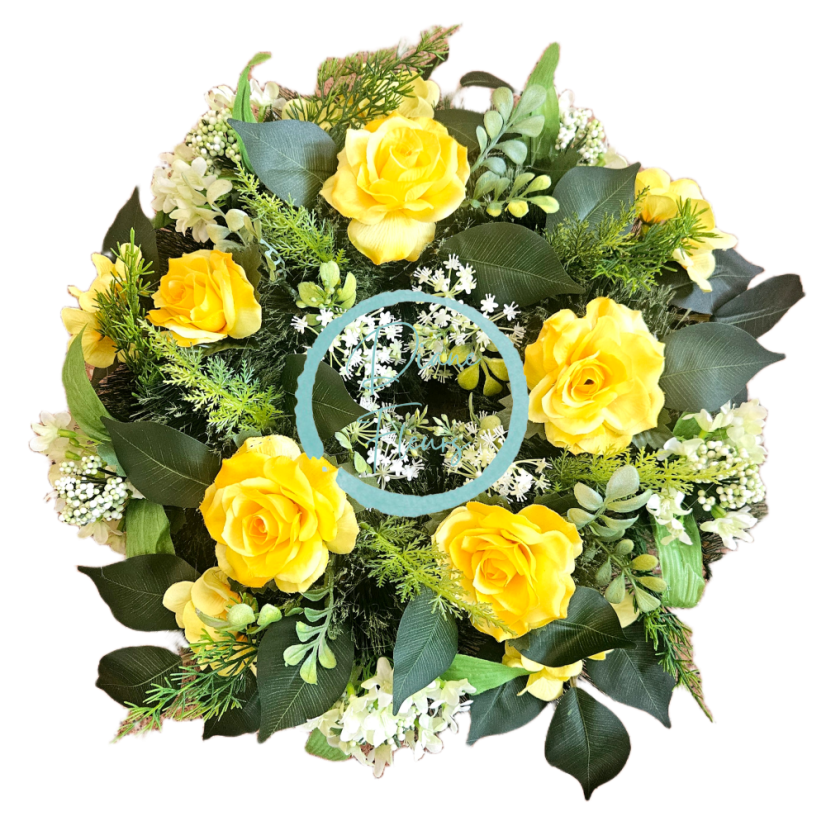 Corona funebre di pino, rose, violette e accessori, 42cm