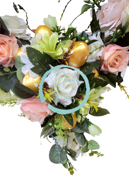 Luksusowy wiklinowy wianek z pisankami ozdobionymi sztucznymi różami, stokrotkami i dodatkami 42cm x 59cm
