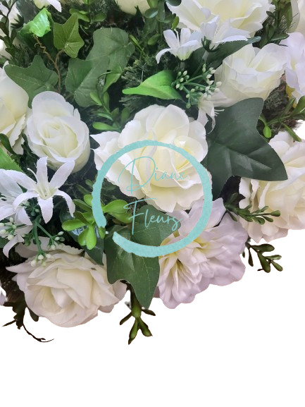 Wieniec sosnowy żałobny stuczne róże, dalie i akcesoria Ø 45cm