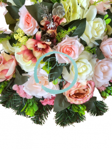 Smútočný veniec kruh umelé ruže, peónie pivonky, hortenzie a doplnky Ø 60cm