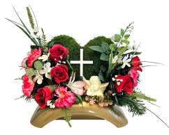 Aranjament pentru cimitir de trandafiri, garoafe, înger, coroană de mușchi si accesorii 46cm x 20cm x 28cm
