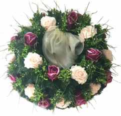 Smuteční věnec kruh s umělými růžemi a doplňky Ø 60cm sv. růžový, fialový, zelený