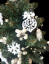 Umelý vianočný stromček zdobený vianočnými dekoráciami a svetielkami 42cm
