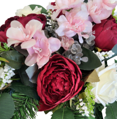 Žalobni aranžman umjetni božuri, ruže i dodaci 65cm x 38cm x 23cm