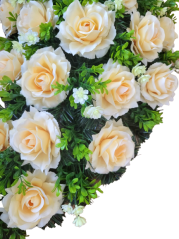 Wianek żałobny „Łza” wykonany ze sztucznych róż i dodatków 80cm x 40cm