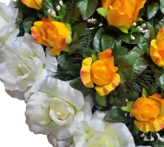 Wianek żałobny "Serce" wykonany ze sztucznych róż 80cm x 80cm kremowy, pomarańczowy