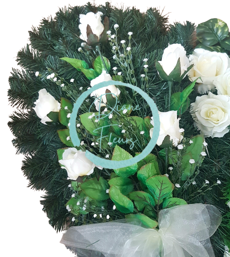 Wianek żałobny „Serce” ze sztucznych róż i dodatków 80cm x 80cm zielony, kremowy