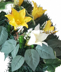 Smuteční věnec kruh s umělými růžemi, liliemi a doplňky Ø 60cm krémový, žlutý