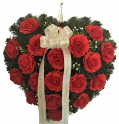 Temetési koszorú rendezett szív 55cm x 55cm rózsa, piros gyászszalaggal művirág