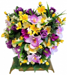 Nagrobni venec na stojalu Srce, Vrtnice, Orhideje, Marjetice in dodatki 45cm x 40cm