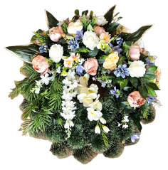 Coroană funerara de pin Exclusiv trandafiri artificiali, bujori, delphinium și accesorii 70cm x 80cm