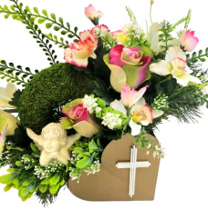 Smuteční aranžmán betonka umělé růže, lilie, anděl, mechový věnec a doplňky 50cm x 20cm x 25cm