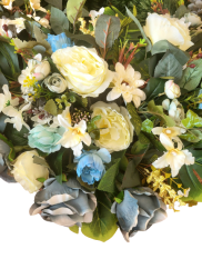 Coroană funerara de pin Exclusiv trandafiri artificiali, bujori, camelii, gerbere, monstera și accesorii 70cm x 80cm
