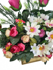 Krásny smuteční aranžmán ve tvaru srdce betonka exclusive umělé kopretiny, růže, kamélie a doplňky 65cm x 28cm x 35cm