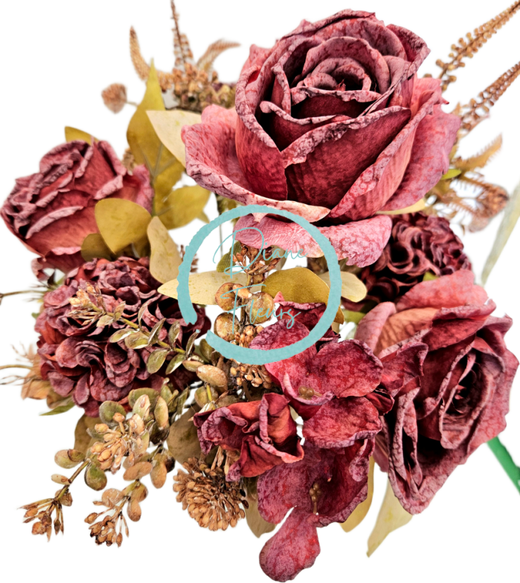 Изкуствен букет от рози, цинии и аксесоари 48 см бордо