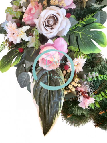 Coroană funerara de pin Exclusiv trandafiri artificiali, bujori, hortensii, gerbere și accesorii 70cm x 80cm