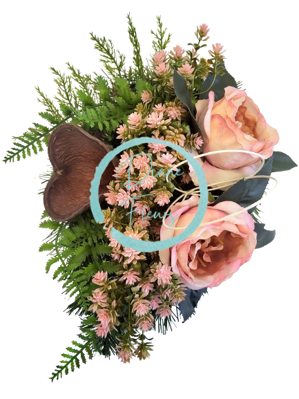 Composizione funebre in cemento con peonie artificiali, sedum e accessori 33 cm x 22 cm x 17 cm AS754