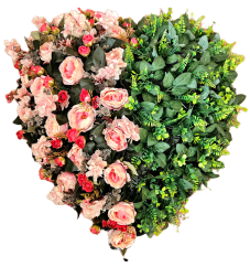 Mű szív alakú koszorú pünkösdi rózsákkal és kiegészítőkkel 80cm x 80cm rózsaszín, piros, zöld AS1063
