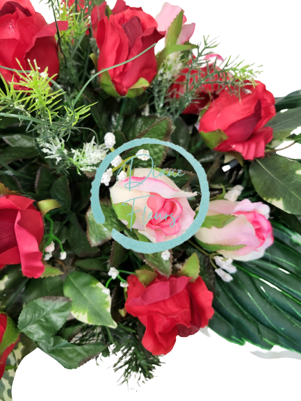 Krásný smútočný aranžmán betonka umelé ruže, doplnky a stuha 77cm x 33cm x 40cm červená, ružová