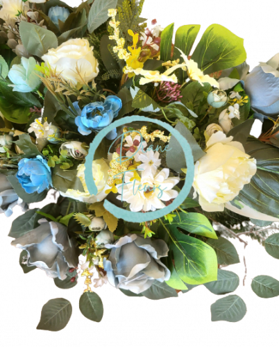 Luxusný smútočný veniec borovicový exclusive ruže, pivonky, kamélie, gerbery, monstera a doplnky 80cm x 90cm