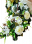 Pogrebni venec S vrtnic in lilij ter dodatki 95cm x 35cm