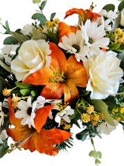 Trauergesteck aus künstliche Rosen, Gänseblümchen, Lilien und Accessoires 50cm x 35cm x 18cm AS1077