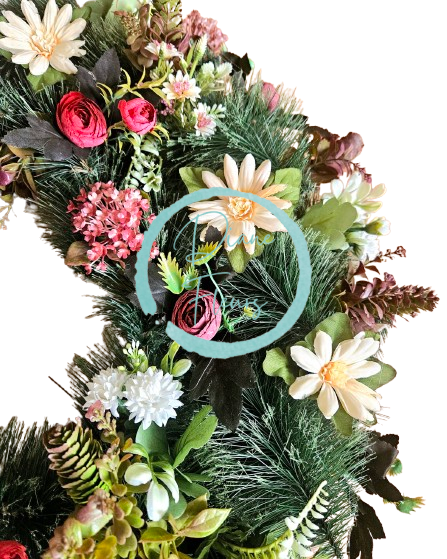 Luxusný smútočný veniec borovicový exclusive ranunculus, margarétky, chryzantémy, drobné kvietky, chmeľ a doplnky 65cm