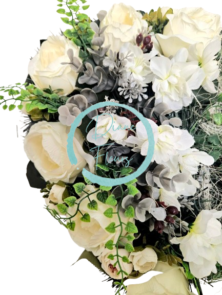 Smútočný veniec "Srdce" umelé pivonky, ranunculus, eukalyptus a doplnky 40cm x 40cm