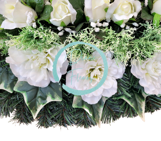 Coroana Inima frumoasă cu trandafiri artificiali, dalii și accesorii 65cm x 65cm