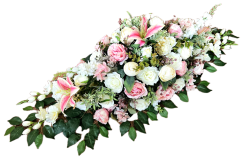 Nagy díszített betontál fenyőből  exclusive baszarozsa, rózsák, szarkalábok delphinium és kiegészítők 135cm x 50cm x 35cm AS1017