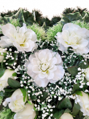 Krásny smútočný veniec srdce s umelými ružami, dahliami a doplnkami 65cm x 65cm