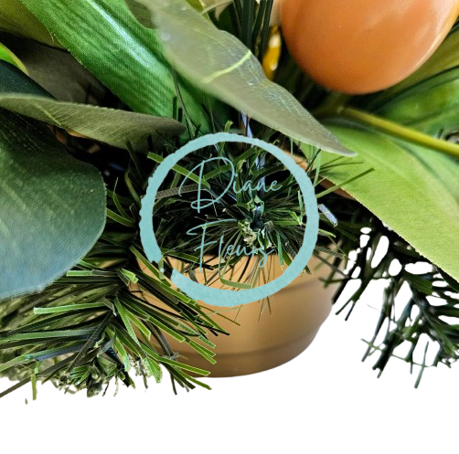 Composizione in cemento con tulipani artificiali, pioggia dorata, violette, uova di Pasqua e accessori 50 cm x 40 cm x 23 cm AS985