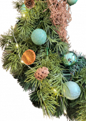 Luksuzen umetni venec Exclusive okrašen z božičnimi kroglami, lučkami, suhim sadjem in dodatki 65cm