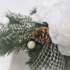 Kompozycja świąteczna śnieżny  Róże, szyszki i akcesoria 50cm x 25cm x 10cm zielono-białe