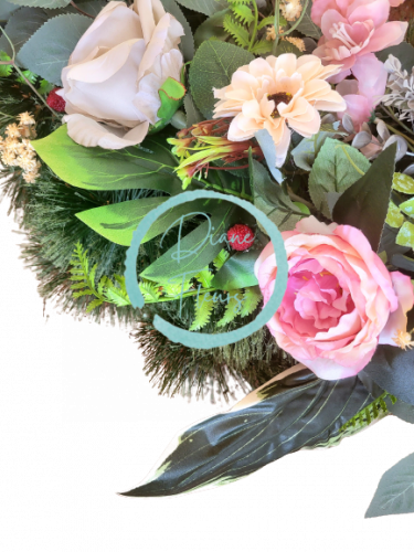 Temetési fenyőkoszorú Exkluzív rózsák, bazsarózsa, hortenzia, gerberák és kiegészítők 80cm x 90cm