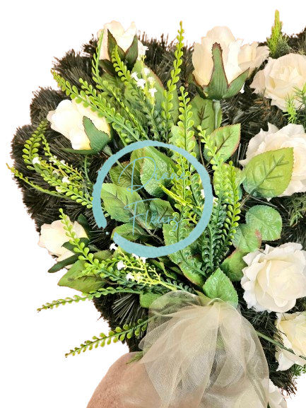 Coroana „Inimă” din trandafiri artificiali si accesorii 65cm x 65cm