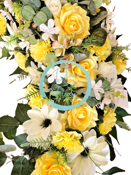 Smútočný veniec esíčko umelé ruže, karafiáty, clematis a doplnky 150cm x 50cm