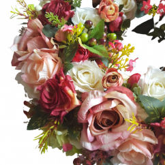 Fényűző Dekoratív fonott koszorú, virág elrendezés exkluzív Rózsák és Camellia és kiegészítők Ø 42cm