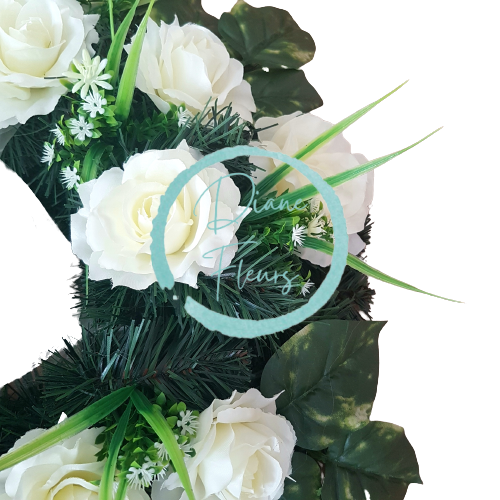 Wieniec żałobny krąg ze sztucznymi różami i dodatkami 60cm kremowy