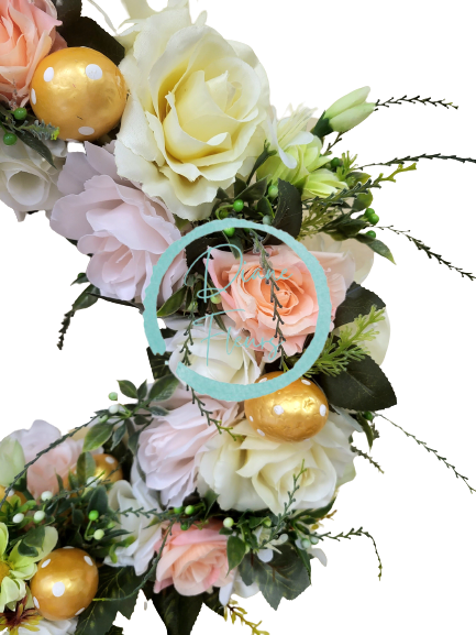 Luxusní proutěný věnec s velikonočními vajíčky ozdobený umělými růžemi, kopretinami a doplňky Ø 42cm x 59cm