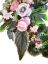 Razkošen venec iz umetnega bora, ekskluzivne vrtnice, potonike, hortenzije, gerbere in dodatki 70cm x 80cm