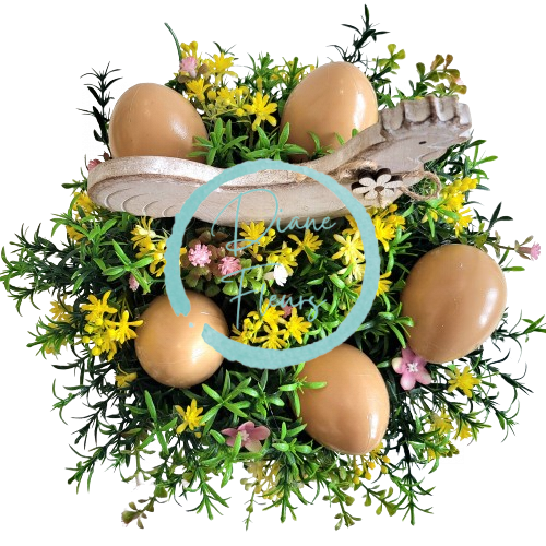 Velikonočna namizna dekoracija Kokoška z jajci in dodatki 24cm x 24cm