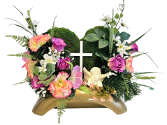 Smuteční aranžmán betonka umělé růže, karafiáty, anděl, mechový věnec a doplňky 46cm x 20cm x 28cm