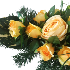 Frumos aranjament de doliu de trandafiri artificiali si accesorii 53cm x 27cm x 23cm galben