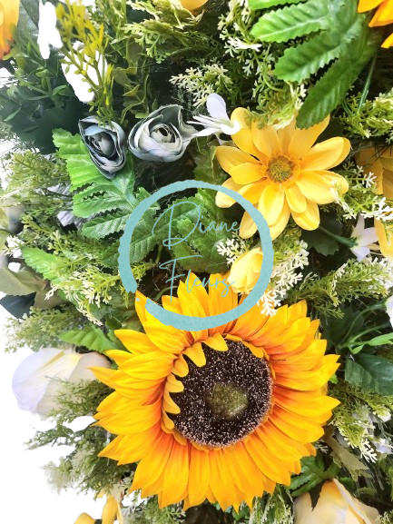 Luxusný umelý veniec borovicový Exclusive slnečnice, ruže, kamélie, margarétky a doplnky 90cm