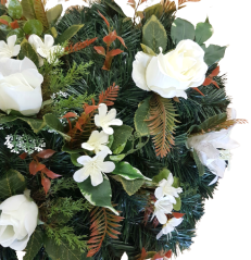 Wianek żałobny „Serce” ze sztucznych róż, lilii i dodatków 65cm x 65cm kremowy, zielony, brązowy